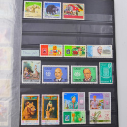 Lot massif de timbres du monde neufs et oblitérés en 9 albums.