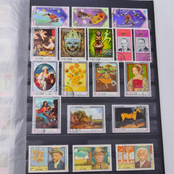 Lot massif de timbres du monde neufs et oblitérés en 9 albums.