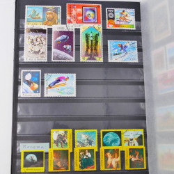Lot massif de timbres du monde neufs et oblitérés en 9 albums.