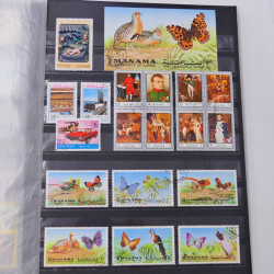 Lot massif de timbres du monde neufs et oblitérés en 9 albums.