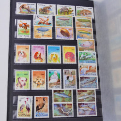 Lot massif de timbres du monde neufs et oblitérés en 9 albums.