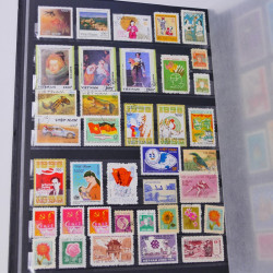 Lot massif de timbres du monde neufs et oblitérés en 9 albums.