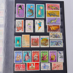Lot massif de timbres du monde neufs et oblitérés en 9 albums.