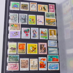 Lot massif de timbres du monde neufs et oblitérés en 9 albums.