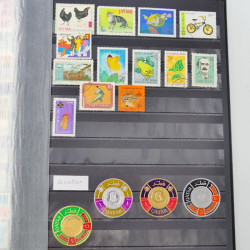Lot massif de timbres du monde neufs et oblitérés en 9 albums.