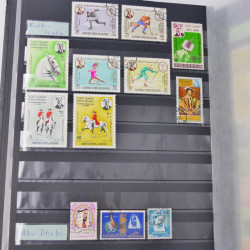 Lot massif de timbres du monde neufs et oblitérés en 9 albums.
