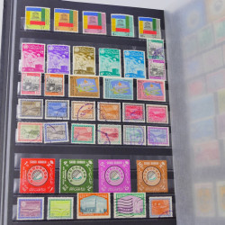 Lot massif de timbres du monde neufs et oblitérés en 9 albums.