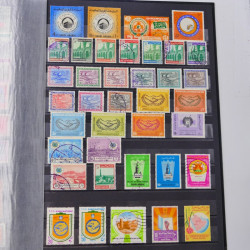 Lot massif de timbres du monde neufs et oblitérés en 9 albums.