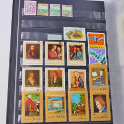 Lot massif de timbres du monde neufs et oblitérés en 9 albums.