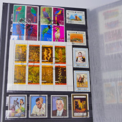 Lot massif de timbres du monde neufs et oblitérés en 9 albums.