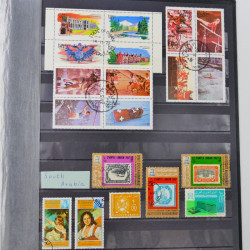 Lot massif de timbres du monde neufs et oblitérés en 9 albums.
