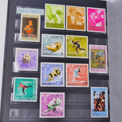 Lot massif de timbres du monde neufs et oblitérés en 9 albums.