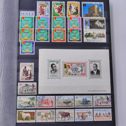 Lot massif de timbres du monde neufs et oblitérés en 9 albums.