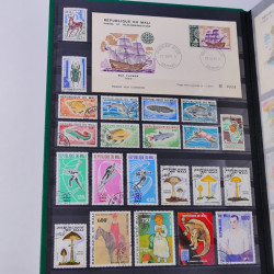 Lot massif de timbres du monde neufs et oblitérés en 9 albums.