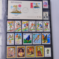 Lot massif de timbres du monde neufs et oblitérés en 9 albums.
