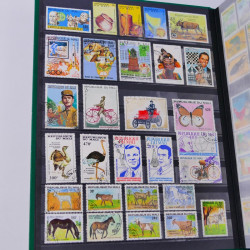 Lot massif de timbres du monde neufs et oblitérés en 9 albums.