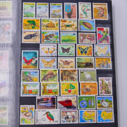 Lot massif de timbres du monde neufs et oblitérés en 9 albums.