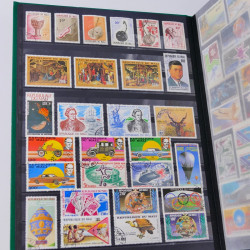 Lot massif de timbres du monde neufs et oblitérés en 9 albums.