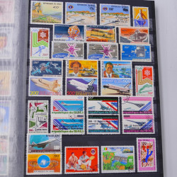 Lot massif de timbres du monde neufs et oblitérés en 9 albums.