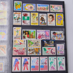 Lot massif de timbres du monde neufs et oblitérés en 9 albums.