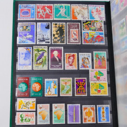 Lot massif de timbres du monde neufs et oblitérés en 9 albums.