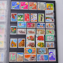 Lot massif de timbres du monde neufs et oblitérés en 9 albums.