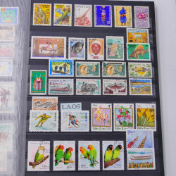 Lot massif de timbres du monde neufs et oblitérés en 9 albums.