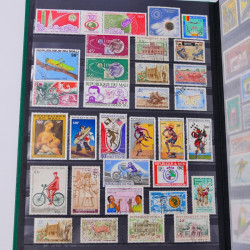Lot massif de timbres du monde neufs et oblitérés en 9 albums.