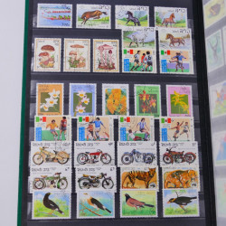 Lot massif de timbres du monde neufs et oblitérés en 9 albums.