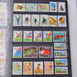 Lot massif de timbres du monde neufs et oblitérés en 9 albums.