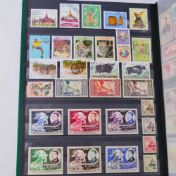 Lot massif de timbres du monde neufs et oblitérés en 9 albums.