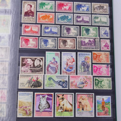 Lot massif de timbres du monde neufs et oblitérés en 9 albums.