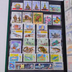 Lot massif de timbres du monde neufs et oblitérés en 9 albums.
