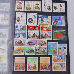 Lot massif de timbres du monde neufs et oblitérés en 9 albums.