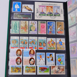 Lot massif de timbres du monde neufs et oblitérés en 9 albums.