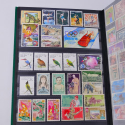 Lot massif de timbres du monde neufs et oblitérés en 9 albums.