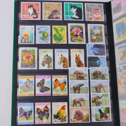 Lot massif de timbres du monde neufs et oblitérés en 9 albums.