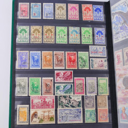 Lot massif de timbres du monde neufs et oblitérés en 9 albums.