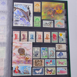 Lot massif de timbres du monde neufs et oblitérés en 9 albums.