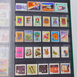 Lot massif de timbres du monde neufs et oblitérés en 9 albums.