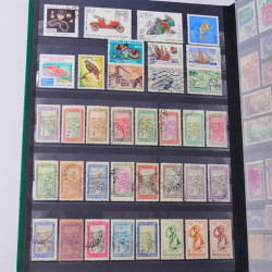 Lot massif de timbres du monde neufs et oblitérés en 9 albums.