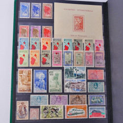 Lot massif de timbres du monde neufs et oblitérés en 9 albums.