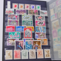 Lot massif de timbres du monde neufs et oblitérés en 9 albums.