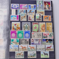 Lot massif de timbres du monde neufs et oblitérés en 9 albums.