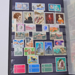 Lot massif de timbres du monde neufs et oblitérés en 9 albums.