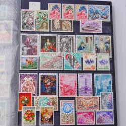 Lot massif de timbres du monde neufs et oblitérés en 9 albums.