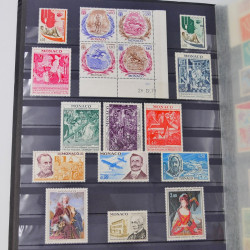 Lot massif de timbres du monde neufs et oblitérés en 9 albums.