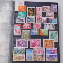 Lot massif de timbres du monde neufs et oblitérés en 9 albums.