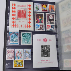 Lot massif de timbres du monde neufs et oblitérés en 9 albums.