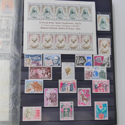 Lot massif de timbres du monde neufs et oblitérés en 9 albums.